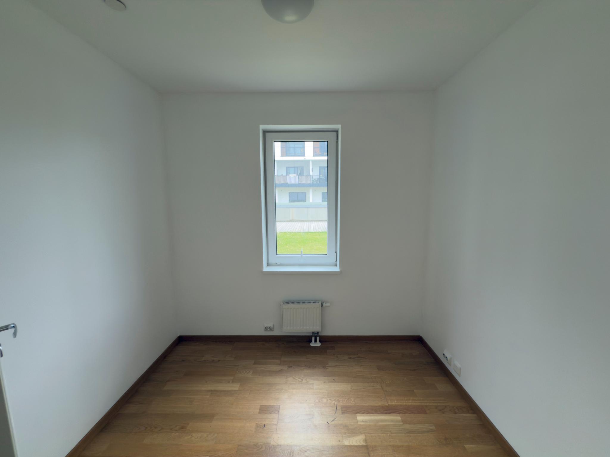 Soverom 2 med vindu til grønt-område